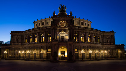 Fototapeta na wymiar Classic twilight view of Dresden's historic Semperoper.
