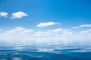 Obraz na płótnie Canvas wide ocean waves horizon background