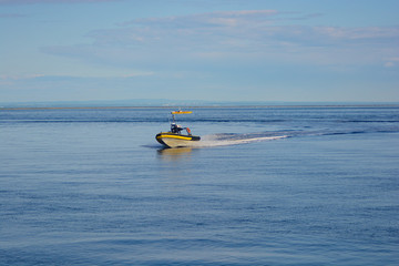Fototapeta premium Speeding to the shore
