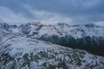 Montañas con nieve 