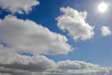 Wolken Formation am  Himmel mit Sonne