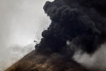 Le volcan Krakatoa en éruption le 10 septembre 2018