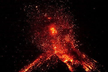 Le volcan Krakatoa en éruption le 10 septembre 2018