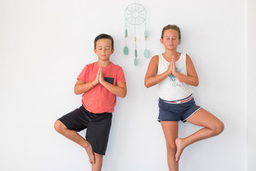 Niños realizando sesión de yoga en interior