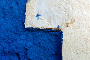Mur peint en blanc et bleu
