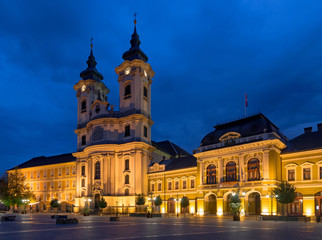 Fototapeta na wymiar Istvan Dobo square in Eger, Hungary. Main catholic cathedral in early morning in Eger. Ancient hungarian city.