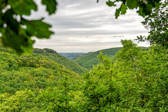Die Ehrenburg hoch &uuml;ber dem Ehrbach im Hunsr&uuml;ck