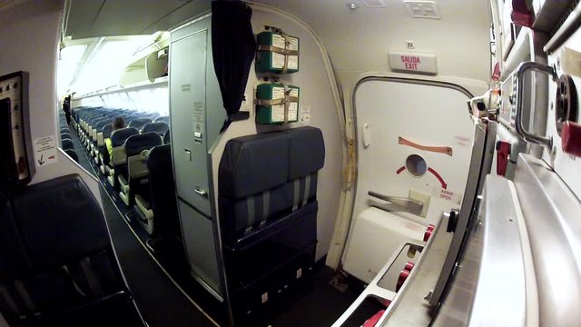 Boeing 737 cabin crew parte trasera puerta cabina