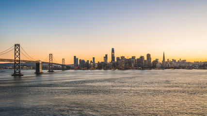 Obraz premium Panoramic beautiful scenic view of the Oakland Bay Bridge and the SF city at dusk, San Francisco, California