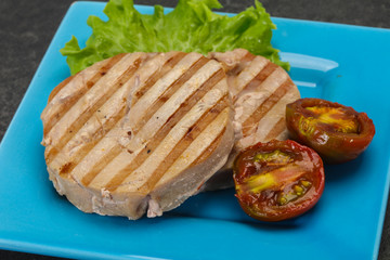 Grilled tuna steak with kumato