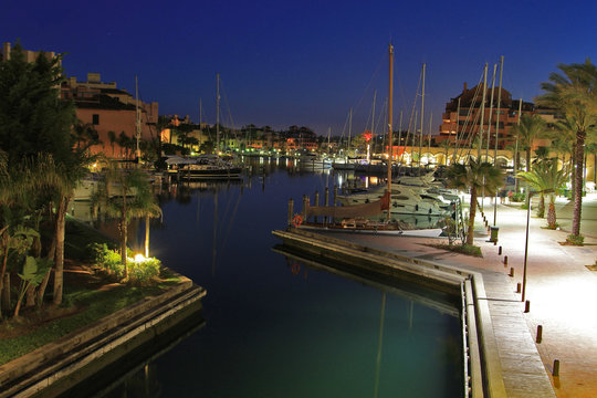 Anochece en el Puerto, todo en calma. Sotogrande, Cadiz