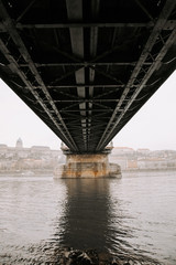 Debajo del puente, foto arquitectónica sobre el río.