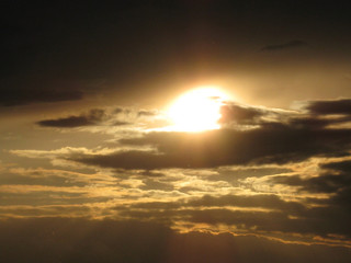 Die Sonne kommt hinter den Wolken hervor