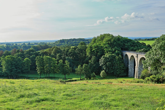 Landschaft bei Kornelim&uuml;nster mit Blick &uuml;ber das Vennbahn Viadukt in die Eifel