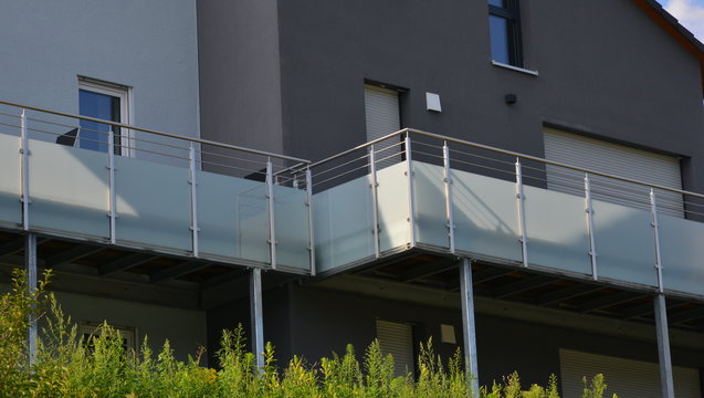 Balkon mit Metallgeländer und Mattglas-Platten als Sichtschutz Stock Photo  | Adobe Stock