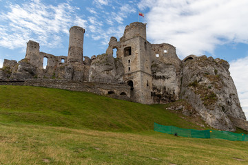 Fototapeta na wymiar Ogrodzieniec Castle