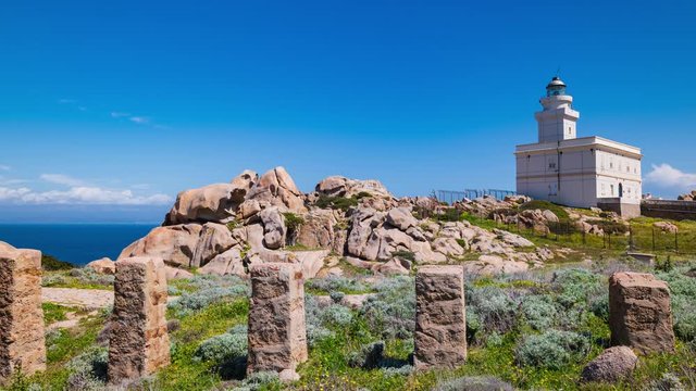 Timelapse di un faro, con rocce, mare e ruderi a Capo Testa nel nord della Sardegna 