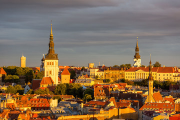 Obraz premium Widok na dobrze zachowane stare miasto w Tallinie w godzinach porannych