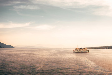 Bateau en train de traverser la baie