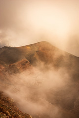 L'Etna dans un nuage de fumée entre deux éruptions