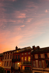 Naklejka premium Un ciel de coucher de soleil sur la ville traditionnelle à Toulouse