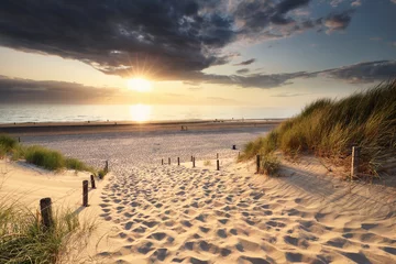 Crédence de cuisine en verre imprimé Mer du Nord, Pays-Bas lumière dorée au coucher du soleil sur le chemin de sable vers la plage de la mer du Nord