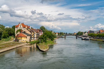Fototapeta na wymiar Blick auf die Donau und den Unteren Wöhrd in Regensburg