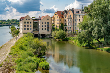 Fototapeta na wymiar Häuserzeile am Nebenarm der Donau in Regensburg