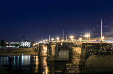 Obraz premium Night view of Augustusbrucke in Dresden, Germany