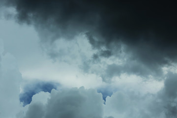 Obraz premium Sky with heavy rainy clouds on grey day