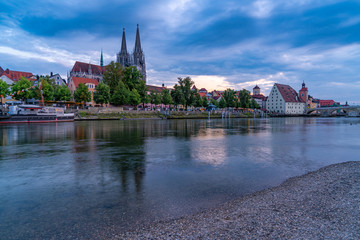 Fototapeta premium Regensburg und Donau unter einer dicken Wolkendecke