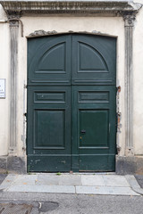 porta di legno verde palazzo italia