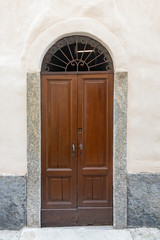Fototapeta na wymiar tradizionale porta di legno ad arco, italia
