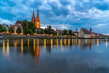 Abendliche Beleuchtung am Donau-Ufer in Regensburg