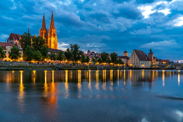 Fototapeta premium Abendstimmung über Regensburg an der Donau