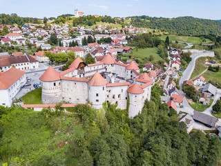 Obraz premium The castle Žužemberk ( Zuzemberk, Seisenburg, Sosenberch) is positioned on the terrace above the Krka River Canyon, Central Slovenia.