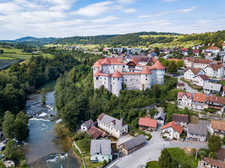 Obraz premium The castle Žužemberk ( Zuzemberk, Seisenburg, Sosenberch) is positioned on the terrace above the Krka River Canyon, Central Slovenia.