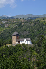 Fototapeta na wymiar Burg Surcasti und Kirche Sogn Luregn, Valsertal