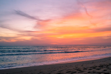 Fototapeta na wymiar The sea and the light is very beautiful. Sunset Phuket Beach Thailand
