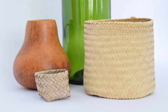 artesan&iacute;a mexicana, palma y taza de jicaro