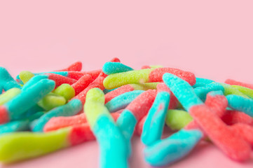 gomitas de diferentes  colores  sobre un fondo rosado