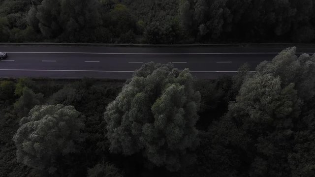 Droga wśr&oacute;d łąk i drzew.