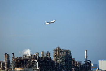 Fototapeta na wymiar 川崎工場地帯を通過するジェット機