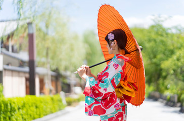 京都　浴衣の女性　祇園白川
