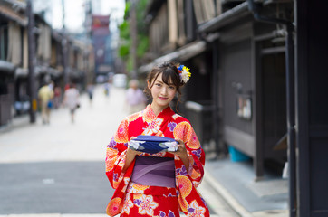 お中元を持つ浴衣の女性　京都　祇園