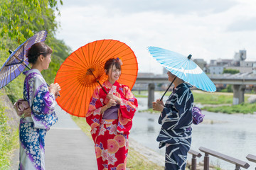 京都観光　女子旅　イメージ　3人　浴衣　鴨川