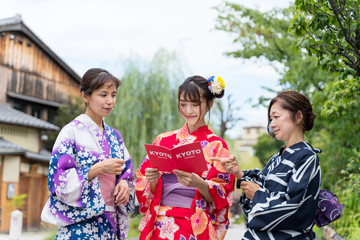 京都観光　女子旅　イメージ　3人　浴衣　祇園　ガイドブック