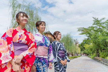 京都観光　女子旅　イメージ　3人　浴衣　祇園　