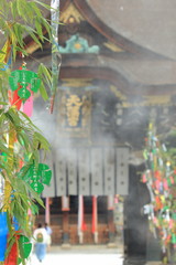 京都、北野天満宮の三光門と七夕祭りの短冊