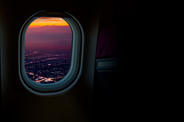 Nacht stadsgezichten uitzicht vanuit vliegtuigraam in de lucht met donkere kopieerruimte voor tekst